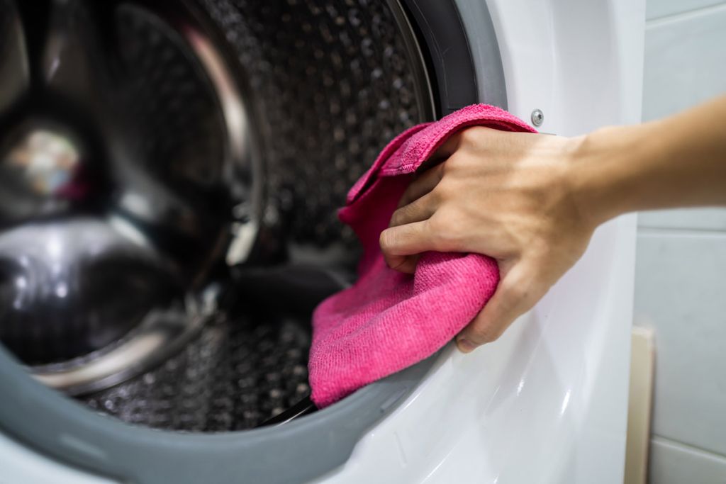 Cleaning washing machine